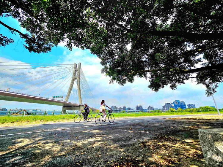 四語導覽提升騎乘體驗 新北河濱自行車道摺頁改版上線 12 《圖說》民眾騎乘於平坦舒適的新北河濱自行車道。〈高灘處提供〉