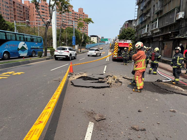 板橋柏油路不明原因隆起 影響交通無人受傷 22 《圖說》警消到場交管,通知交通局、工務局、區公所、台電、瓦斯、自來水公司到場處理。〈海山分局、消防局提供〉
