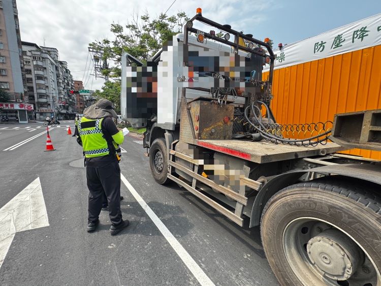 鎖定熱區嚴查大型車 中和警精準部署守護用路安全 35 《圖說》中和警於重要路段,提前部署執法勤務,加強取締違規停車及各類交通違規行為,以維護用路民眾安全。〈中和分局提供〉