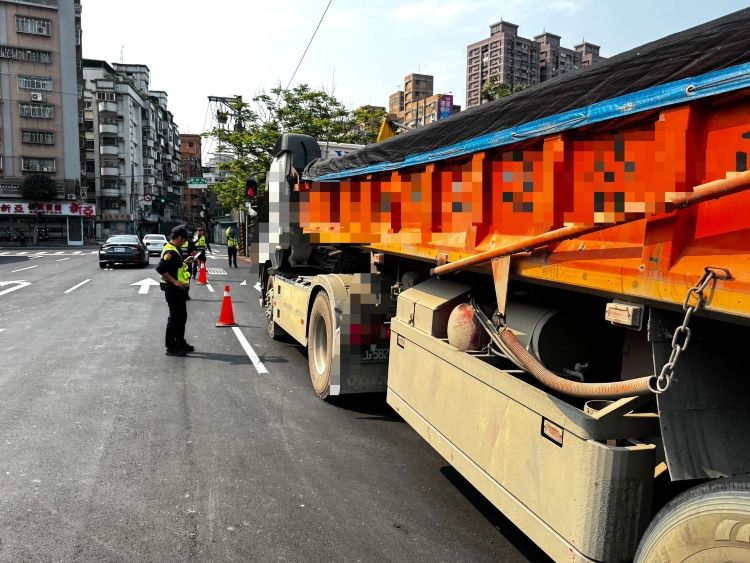 鎖定熱區嚴查大型車 中和警精準部署守護用路安全 36 《圖說》中和警藉由強力執法手段,督促駕駛人遵守交通法規。〈中和分局提供〉