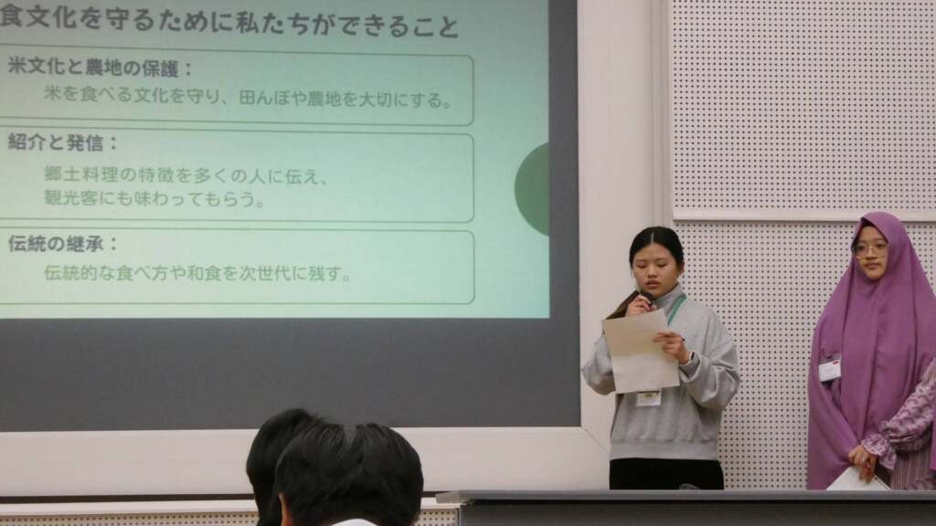 ▲大葉大學應日系陳思綺同學(台上左)發表研修主題。(圖/記者林明佑翻攝)