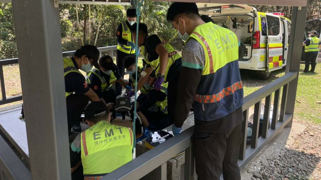 ▲協力搶救下,患者送醫後恢復自發性呼吸及心跳。(圖/彰化縣消防局提供)