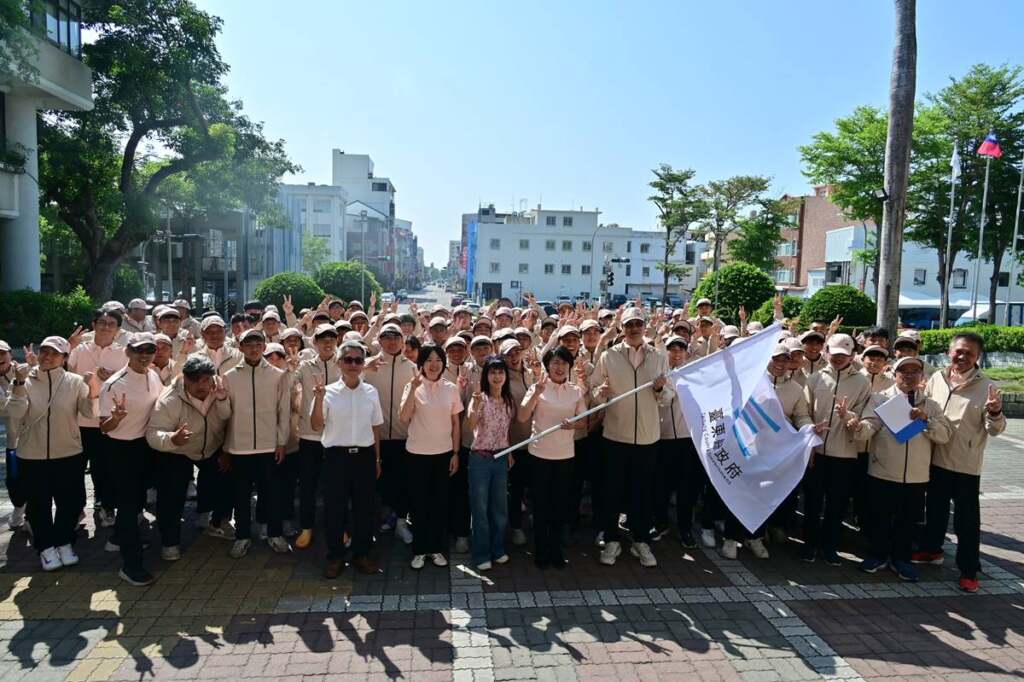 ▲參加115年全國中等學校運動會的臺東縣代表隊，今(14)日在縣府廣場由縣長饒慶鈴親自授旗後，將前往嘉義縣參加比賽。
