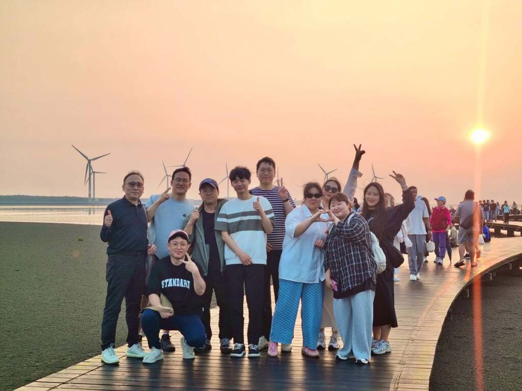 ▲真航空踩線團於高美濕地合影。