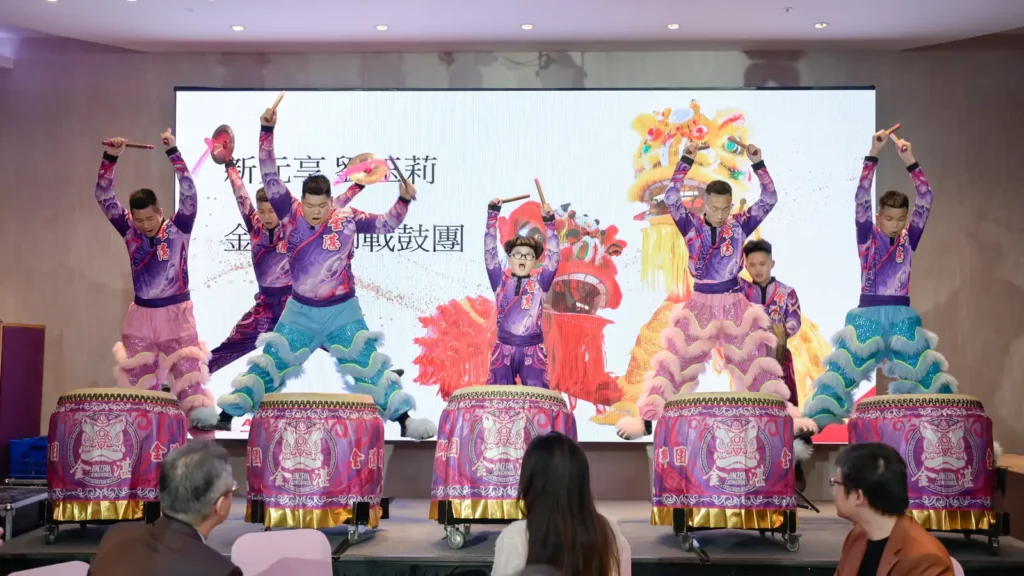 新元享分會詹玉莉領軍金湛醒獅戰鼓團帶來氣勢滂礡的開場表演。