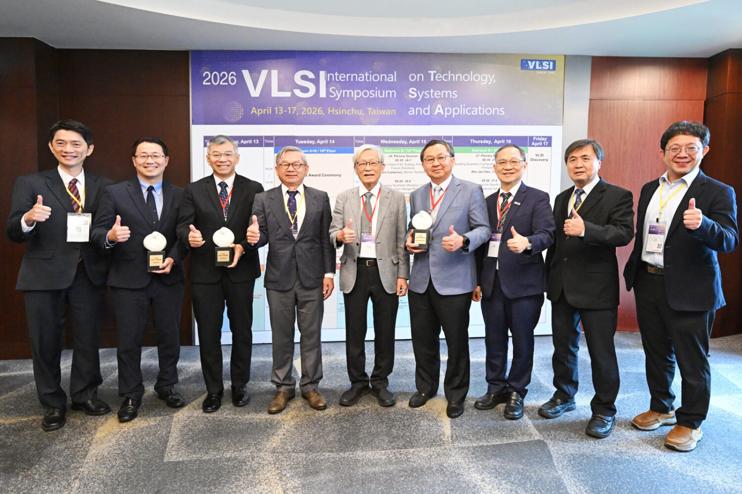 2026 VLSI TSA研討會匯聚全球逾800位專家交流半導體技術。左起張世杰、李允立、易錦良、吳誠文、史欽泰、沈尚弘、羅達賢、徐爵民、吳志毅。（圖／主辦單位提供）
