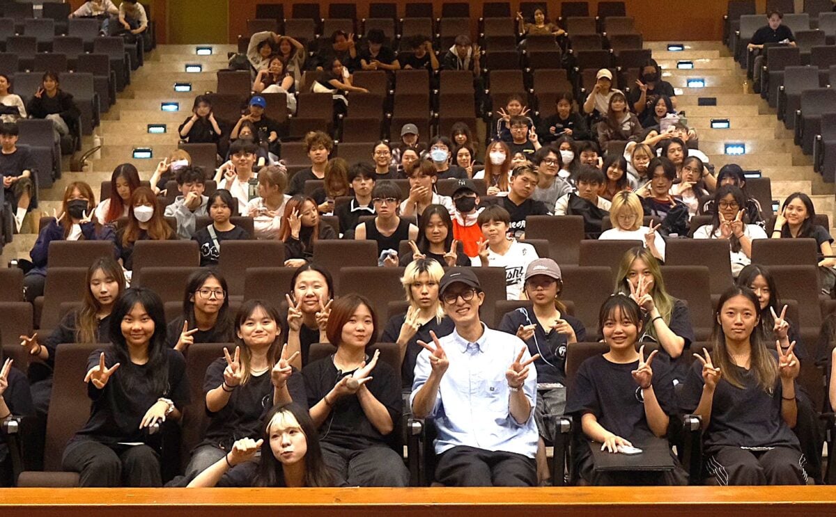 ▲樹德科大表藝系邀請身兼演員、模特兒與舞者多重身分表演藝術者邱昊奇蒞校,與師生大合照。