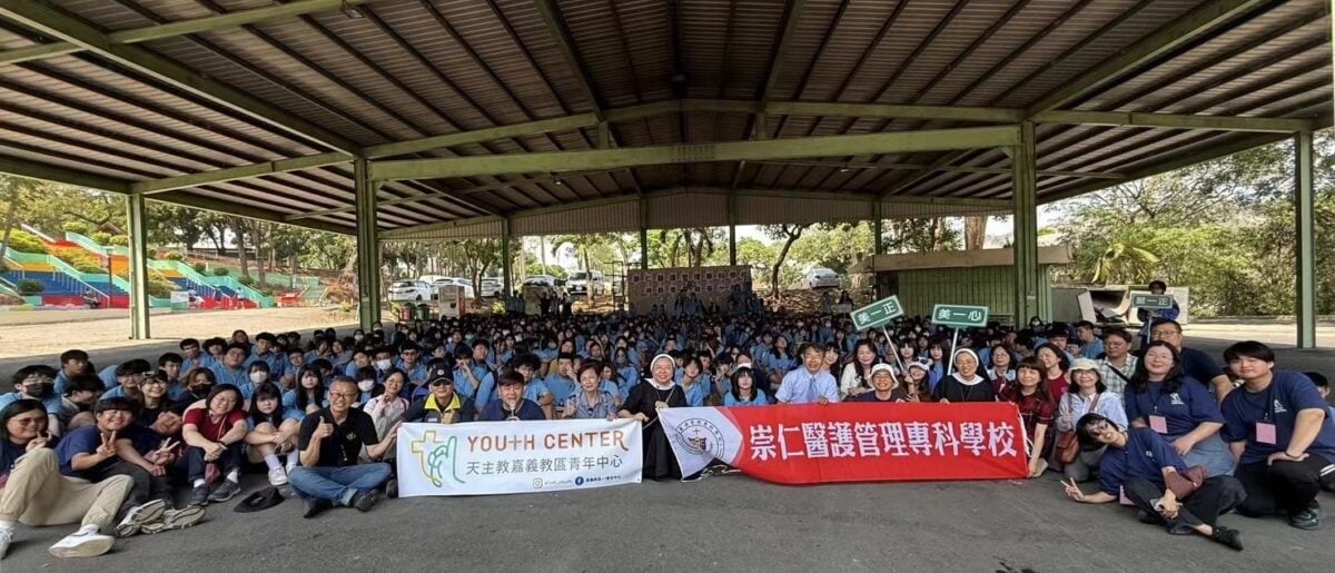 ▲黃財尉校長與董事張淑德修女偕同全體師生,於班際活動中齊聚一堂,在走馬瀨歡樂烤肉時光中合影留念,展現團結與溫馨的校園情誼。