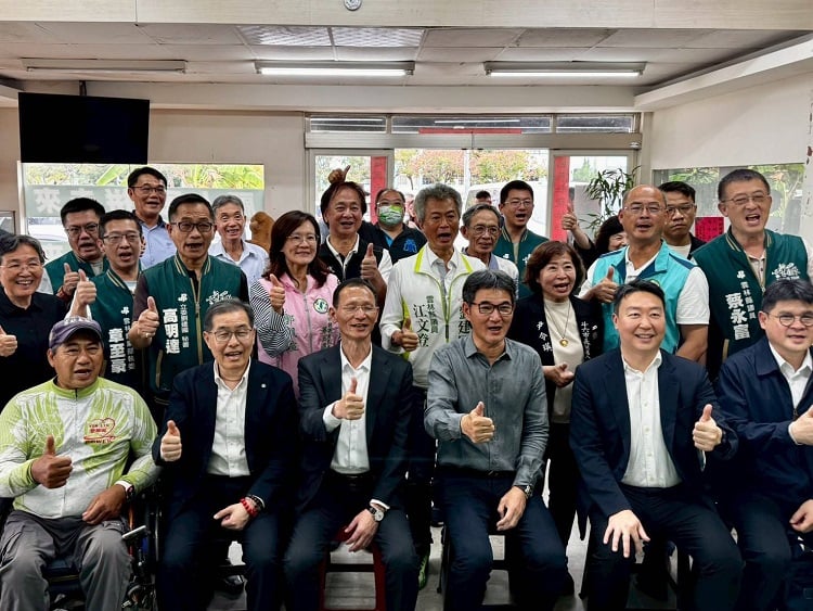 ▲劉建國邀交通部長南下雲林,陳世凱:斗六高架化5月前完成審查、6月報院核定。(記者劉峻文攝)