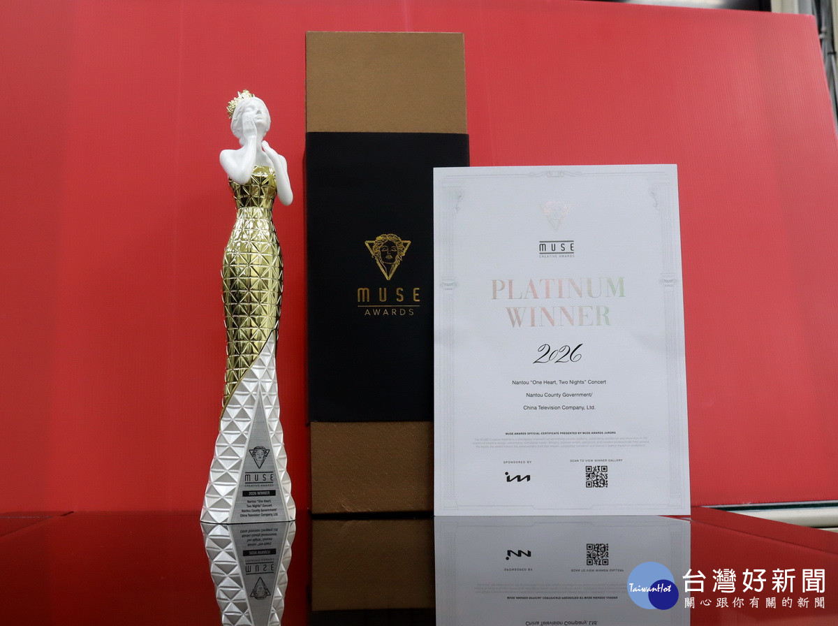 謬思獎座與獎狀代表獲將受到國際高度肯定。(記者扶小萍攝)