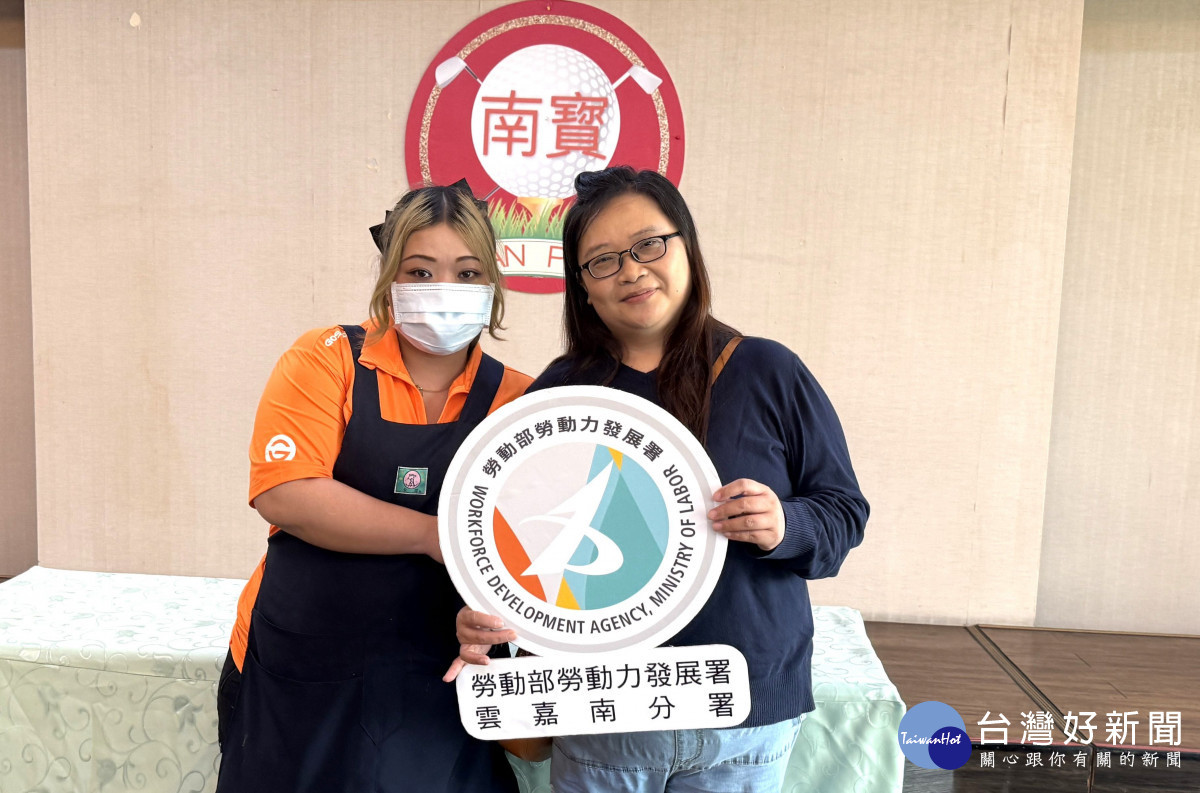 秋萍(左)在永康就業中心就服員陳安琪(右)協助下成功就業，讓她人生重見光明、對未來抱持希望