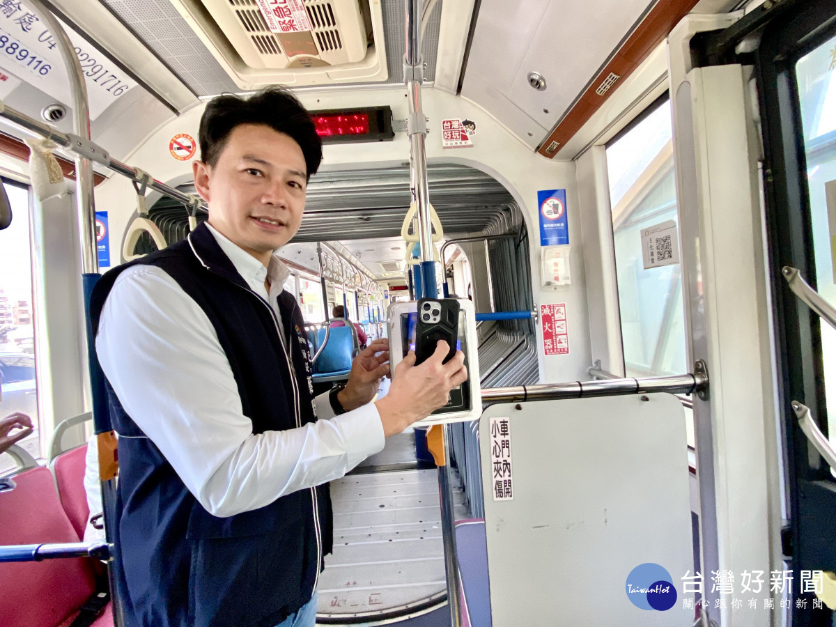 市民限定乘車碼推出後，市民持手機掃碼搭乘公車即享雙十公車優惠