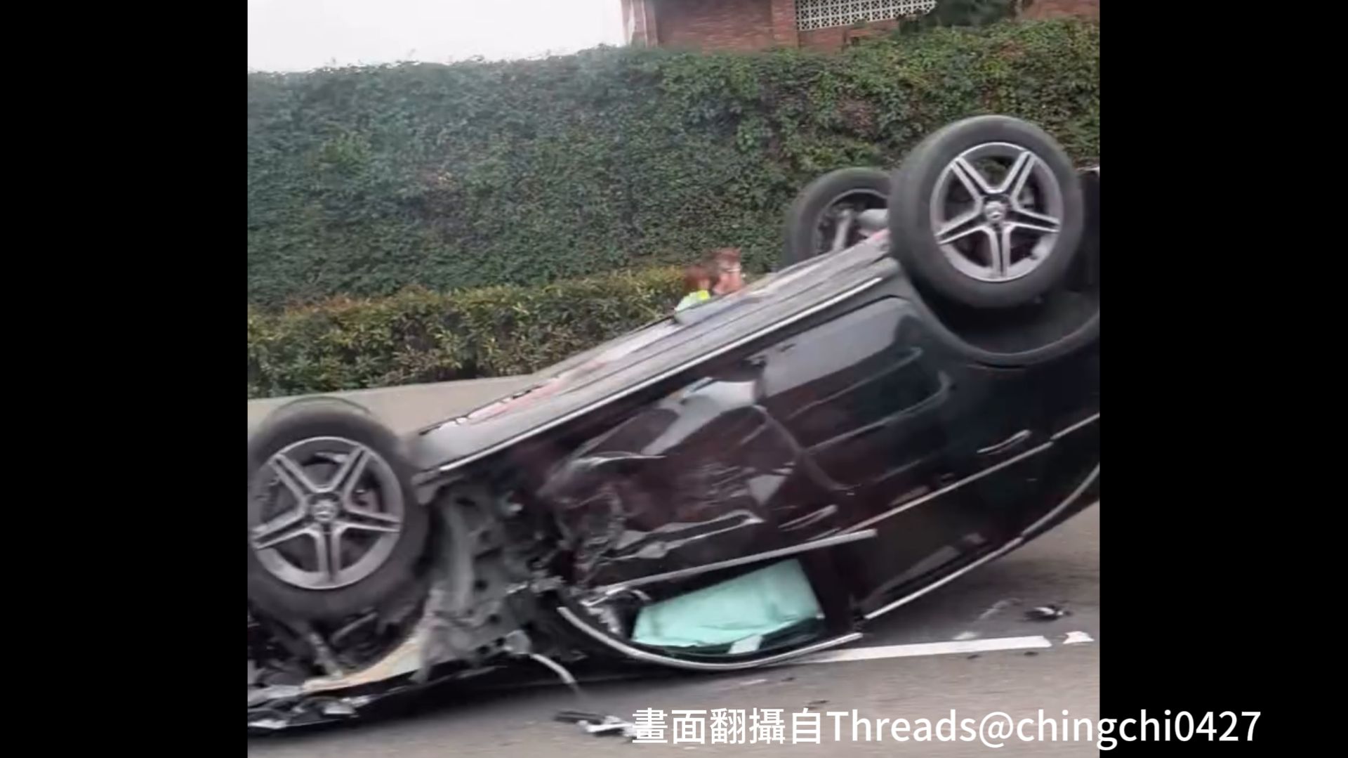 1輛廂型車行經該路段時,不明原因與1輛小客車發生碰撞,導致小客車當場失控翻覆,呈現「烏龜翻」四輪朝天的狀態。
