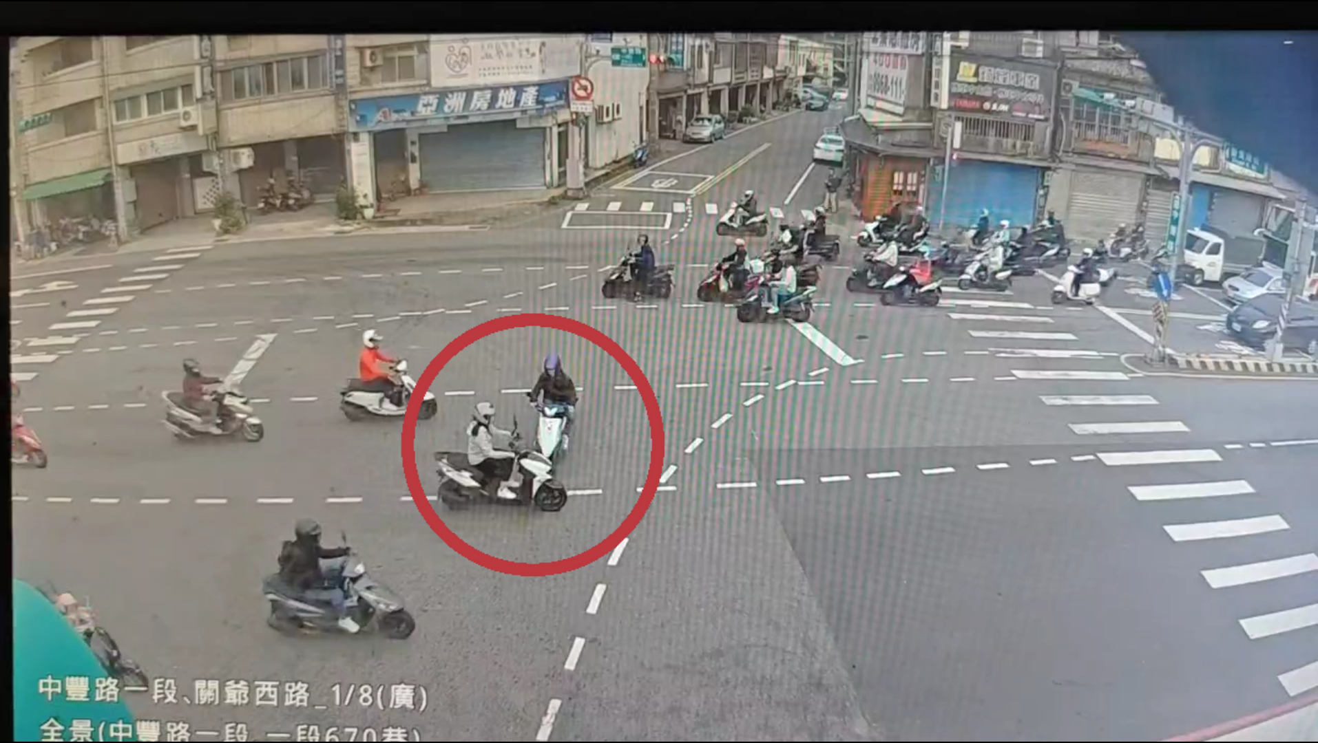 24歲林姓男子騎乘機車行經中豐路、中豐路670巷口時,明明號誌已轉為紅燈,林男仍「直直衝」,當場撞上橫向綠燈直行的1部機車,接連波及另外2部機車,4車撞成一團。