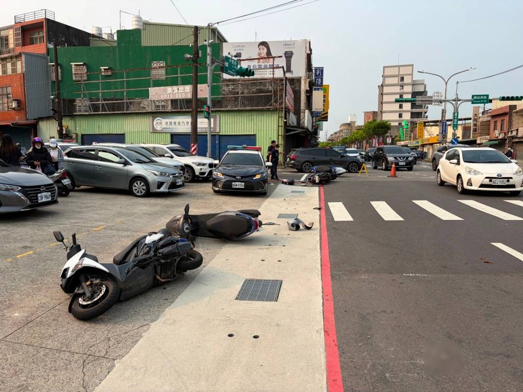 24歲林姓男子騎乘機車行經中豐路、中豐路670巷口時,明明號誌已轉為紅燈,林男仍「直直衝」,當場撞上橫向綠燈直行的1部機車,接連波及另外2部機車,4車撞成一團。
