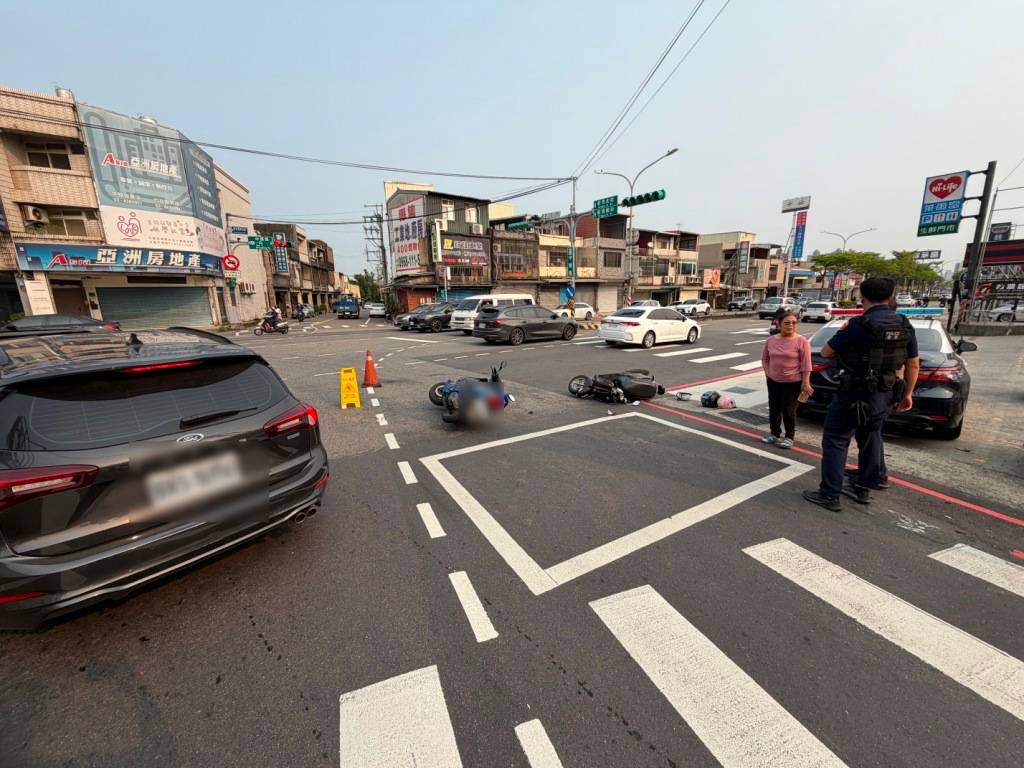 24歲林姓男子騎乘機車行經中豐路、中豐路670巷口時,明明號誌已轉為紅燈,林男仍「直直衝」,當場撞上橫向綠燈直行的1部機車,接連波及另外2部機車,4車撞成一團。