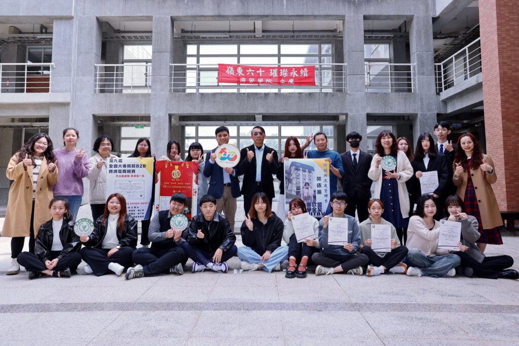 嶺東科大打造即戰力商管人才 跨域鏈結接軌就業 20 %E5%B6%BA%E6%9D%B1%E7%A7%91%E5%A4%A7%E5%95%86%E7%AE%A1%E5%AD%B8%E9%99%A2%E4%BB%A5%E6%99%BA%E6%85%A7%E5%95%86%E7%AE%A1%E8%B7%A8%E5%9F%9F%E9%8F%88%E7%B5%90%E7%94%A2%E6%A5%AD%E6%89%93%E9%80%A0%E5%8D%B3%E6%88%B0%E5%8A%9B%E4%BA%BA%E6%89%8D 1024x683 1