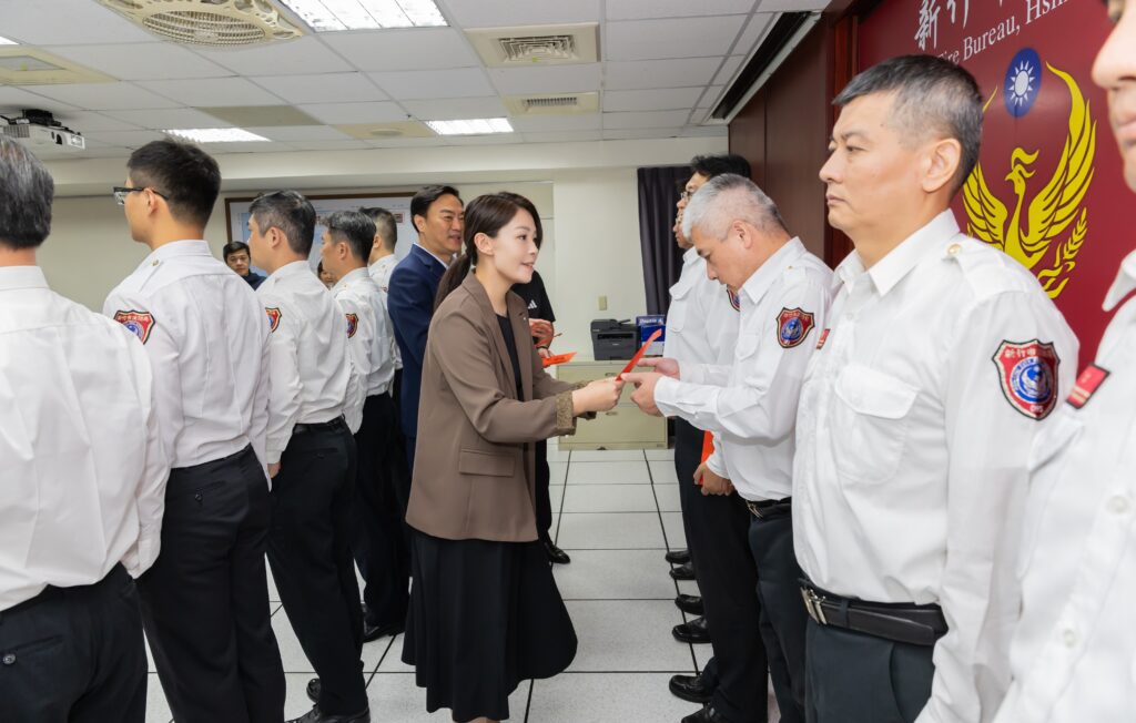 救災鐵三角協力守護竹市!高虹安頒獎勵金慰勞警義消、鳳凰志工辛勞 28 11504151