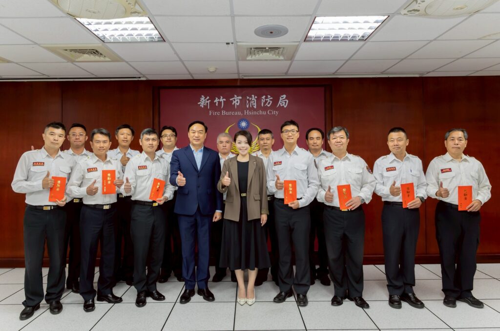救災鐵三角協力守護竹市!高虹安頒獎勵金慰勞警義消、鳳凰志工辛勞 29 115041511