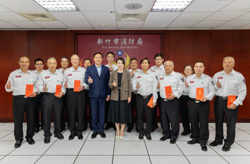 救災鐵三角協力守護竹市!高虹安頒獎勵金慰勞警義消、鳳凰志工辛勞 30 115041512
