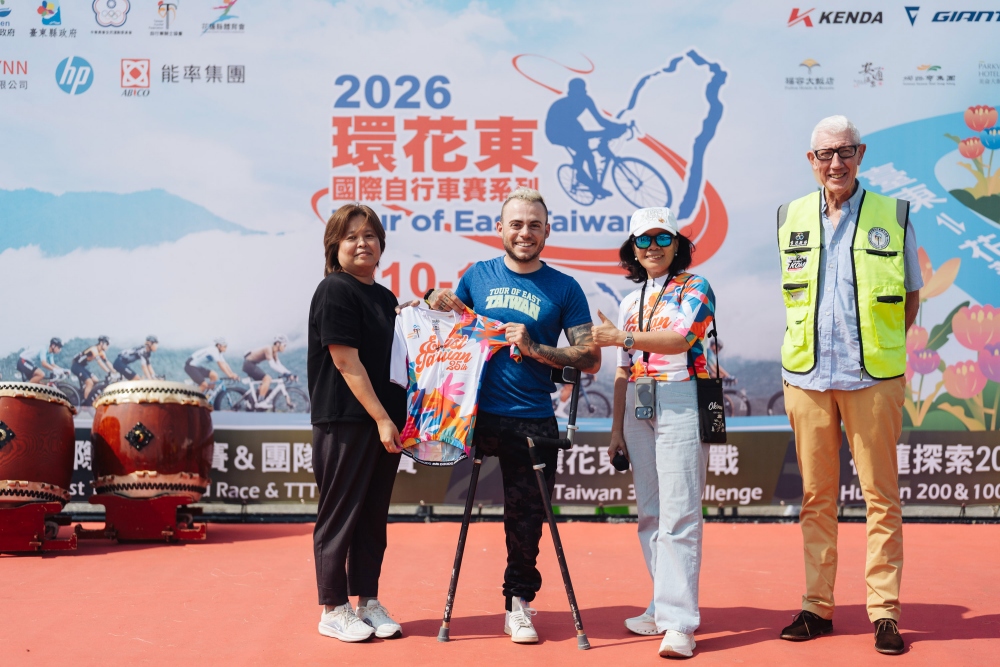 環花東國際自行車賽 20國選手齊聚花東 圓滿落幕 41 03%E9%A0%92%E8%B4%88%E7%B4%80%E5%BF%B5%E8%A1%AB%E7%B5%A6%E7%BE%A9%E5%A4%A7%E5%88%A9%E7%9A%84%E5%96%AE%E8%85%B3%E9%A8%8E%E5%A3%ABAndrea Pusater