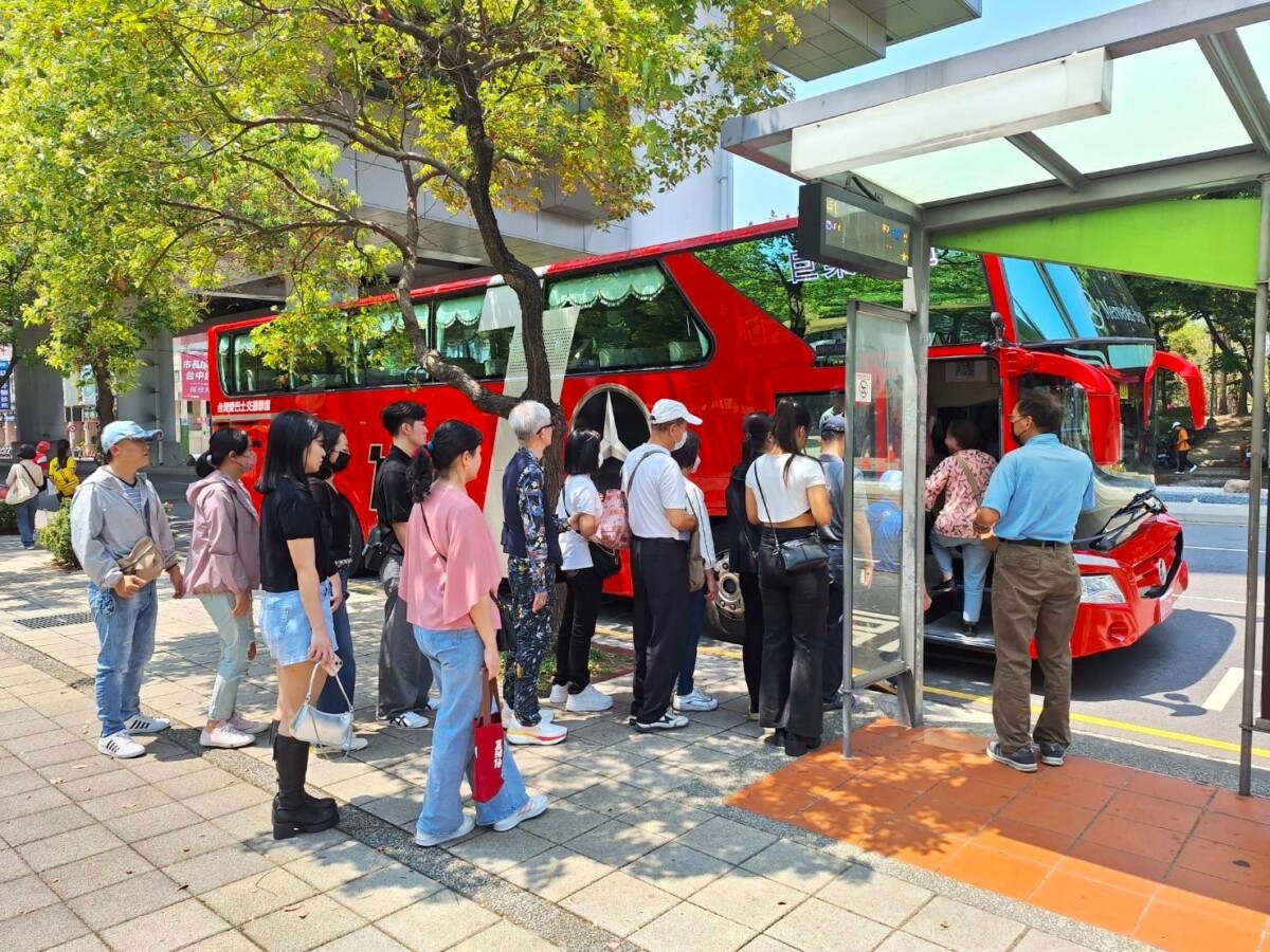 ▲民眾於捷運松竹站旁搭乘漢神洲際免費接駁車。(圖/記者顏淑娟翻攝)