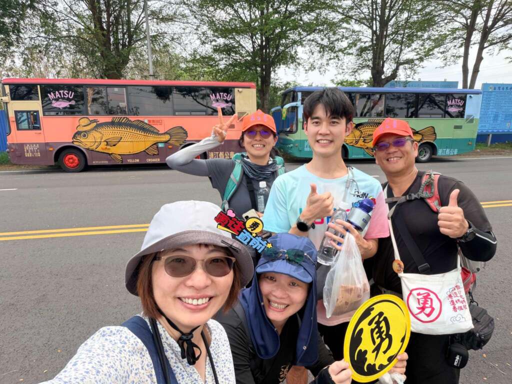 ▲馬祖跨海挺媽祖!黃魚公車進香應援掀熱潮,香燈腳狂追「摸魚」打卡趣。(圖/記者蘇彩娥攝)