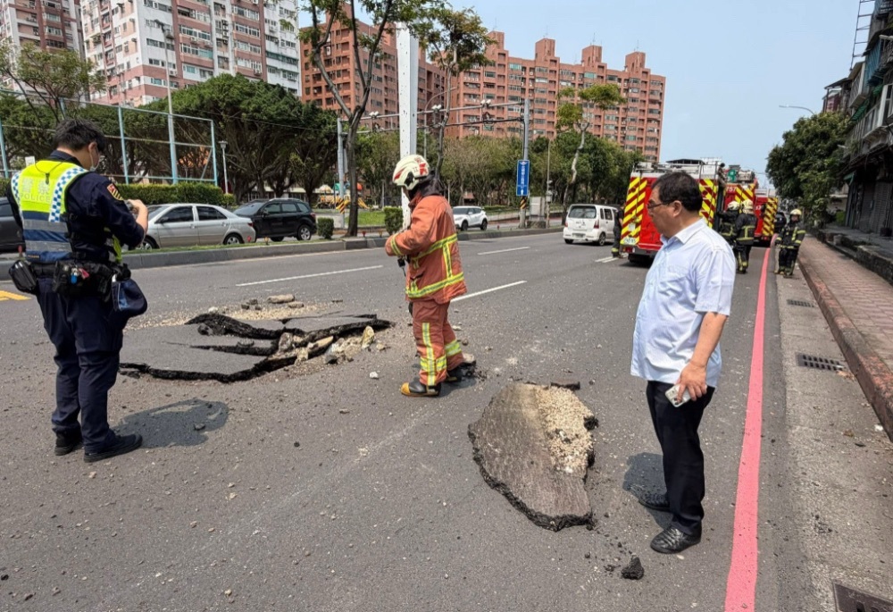 板橋縣民大道驚傳爆裂2公尺坑洞 周勝考要求全面檢測管線 213 248260415a01