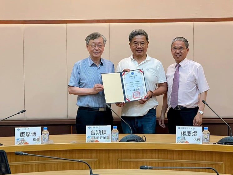 ▲在曾鴻鍊執行董事(左)見證下,唐彥博校長(右)頒發聘書,正式延攬國立高雄科技大學首任校長楊慶煜教授(中)擔任校務顧問。