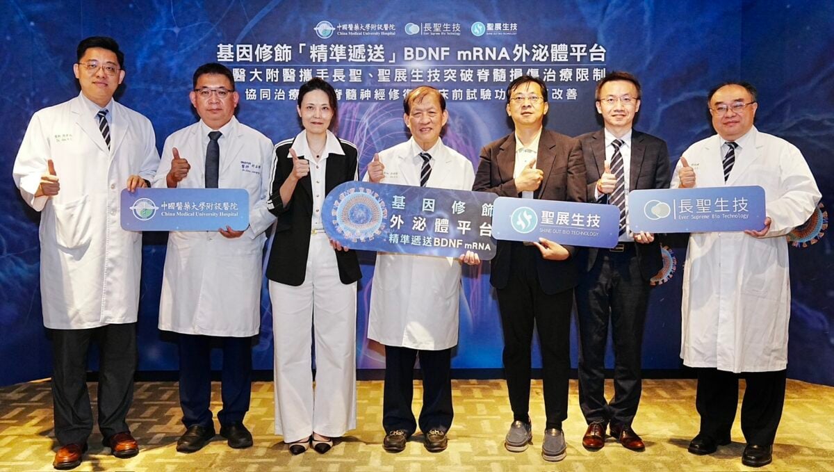 ▲今(15)日記者會大合照。(從左至右:中醫大附醫主任秘書陳韋成、微創脊椎神經外科主任邱正廸、聖展生技研發長陳美智、中醫大附醫院長周德陽、長聖生技副總經理李明撰、異種移植轉譯研發中心副主任謝明佑、中醫大附醫臺北分院副院長劉俊麟)。