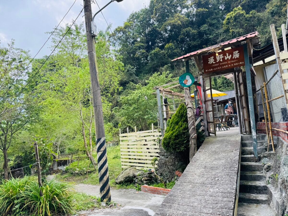 ▲洛韶遊憩區的「溪野山居民宿」,在縣府專案輔導下成功突破法規限制,正式取得合法民宿登記。