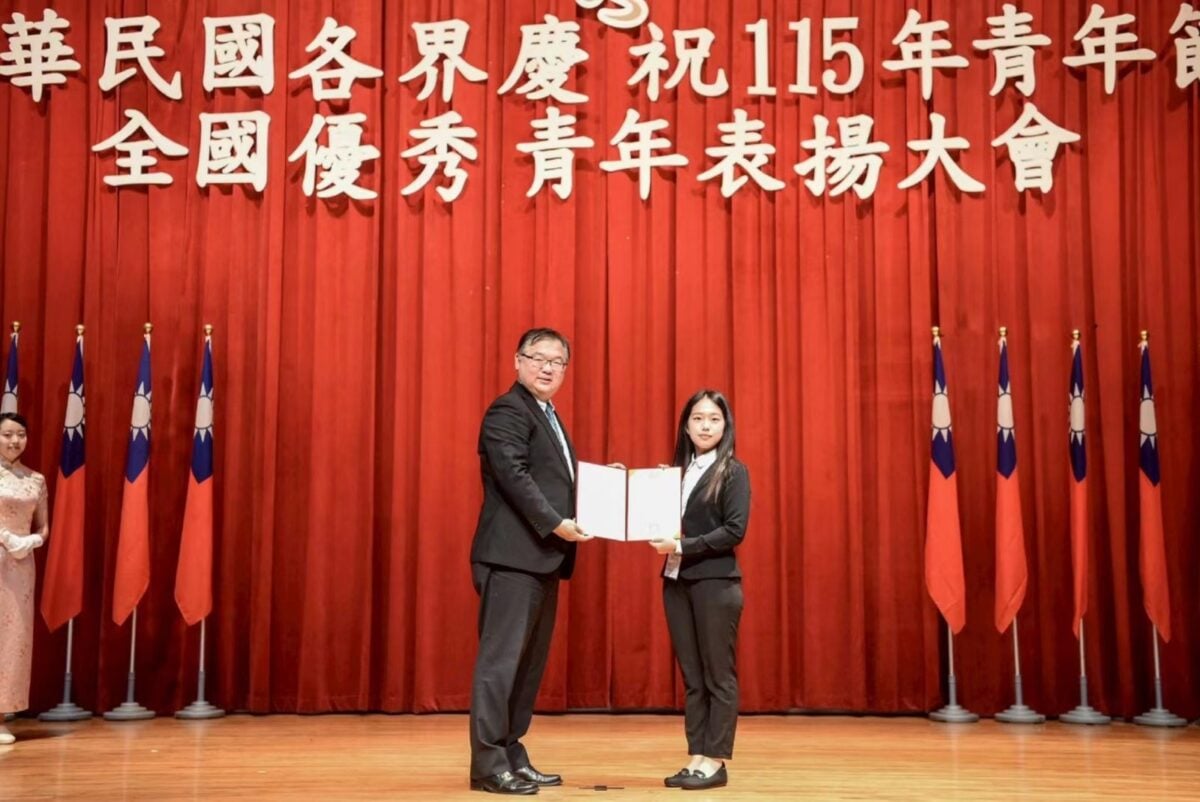 ▲南華大學傳播學系大四年級顏毓嬌(右)榮獲「全國優秀青年」。