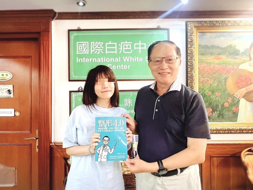 ▲穿越日韓的日本白疤女郎,尋求國際白疤之父醫治,展現台灣醫療軟實力;曹賜斌院長(右)贈書『整形4.0』,給日本涼子作家患者(左)。