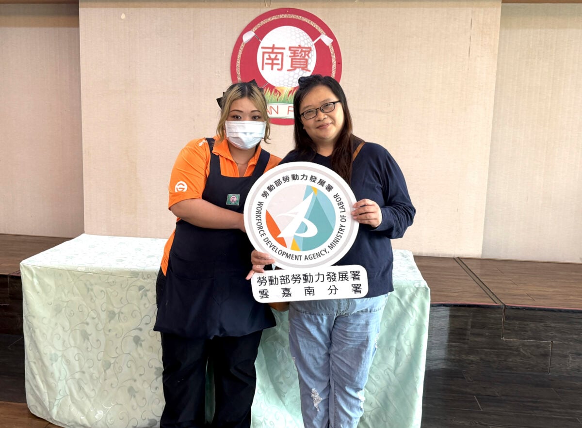 ▲秋萍(左)在永康就業中心就服員陳安琪(右)協助下成功就業,讓她人生重見光明、對未來抱持希望。