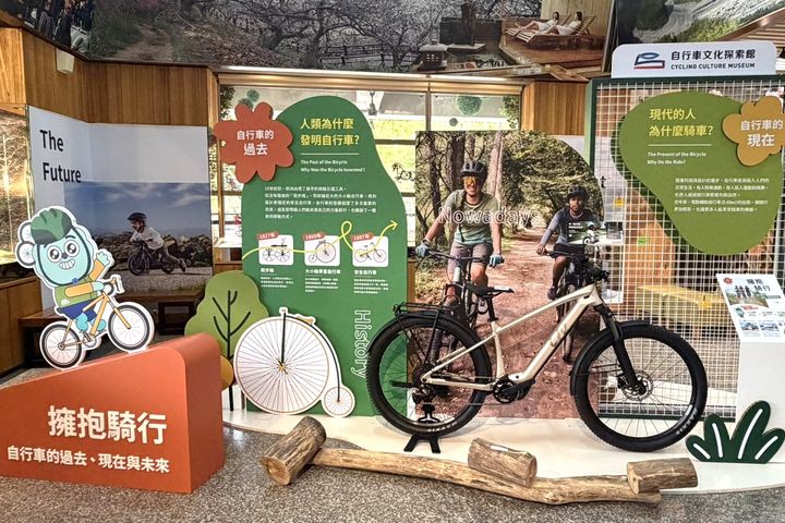 交通部觀光署茂管處攜手自行車文化探索館,於新威遊客中心盛大推出「擁抱騎行-自行車的過去、現在與未來」主題展。 圖:茂林國家風景區管理處/提供