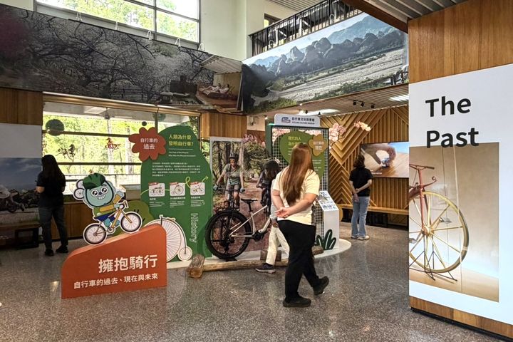 穿越兩百年的低碳旅程「擁抱騎行」自行車主題展 新威遊客中心登場