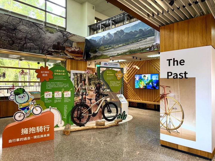 穿越兩百年的低碳旅程「擁抱騎行」自行車主題展 新威遊客中心登場