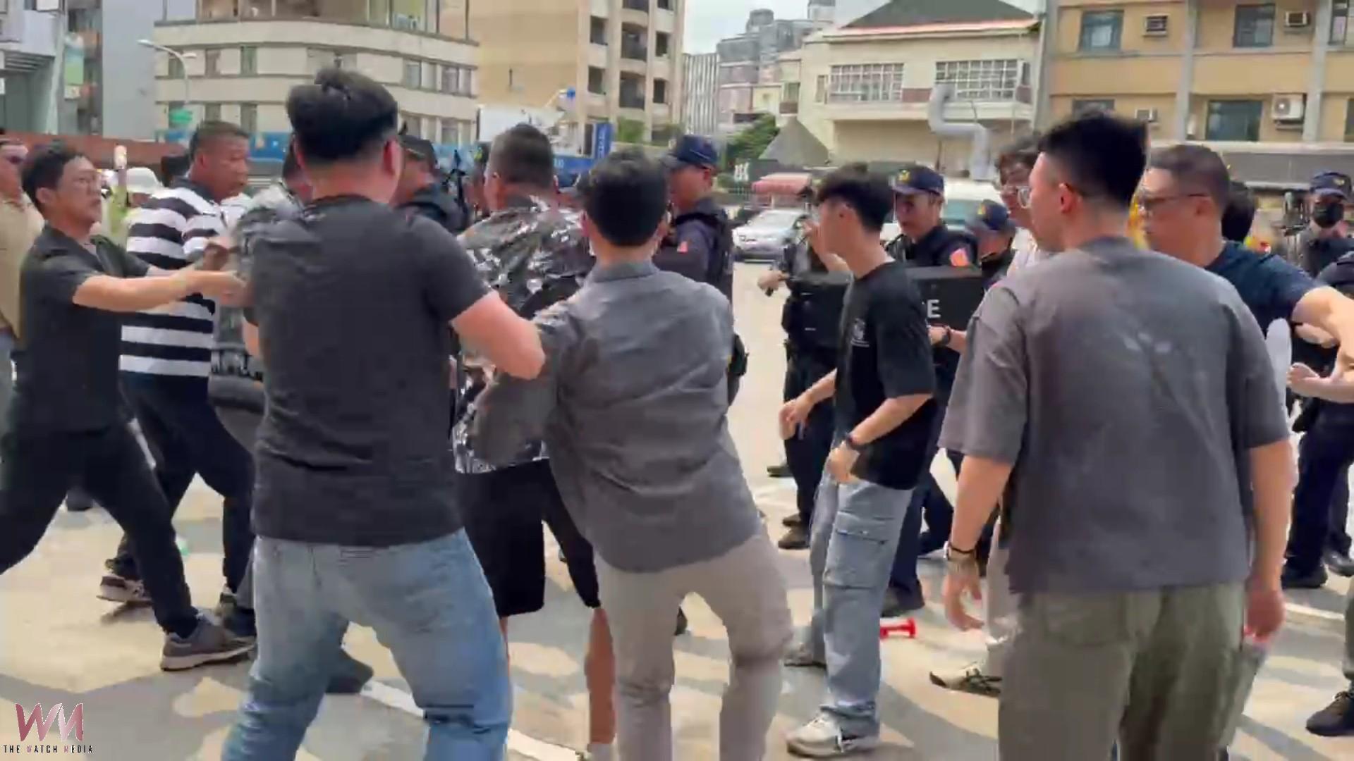 (有影片)/ 真的打下去!彰警演練搶轎衝突「棍棒齊飛」 - https://www.watchmedia01.com