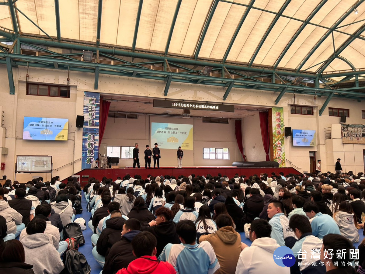 警方進入校園進行面對面宣導，即時解答學生疑問。