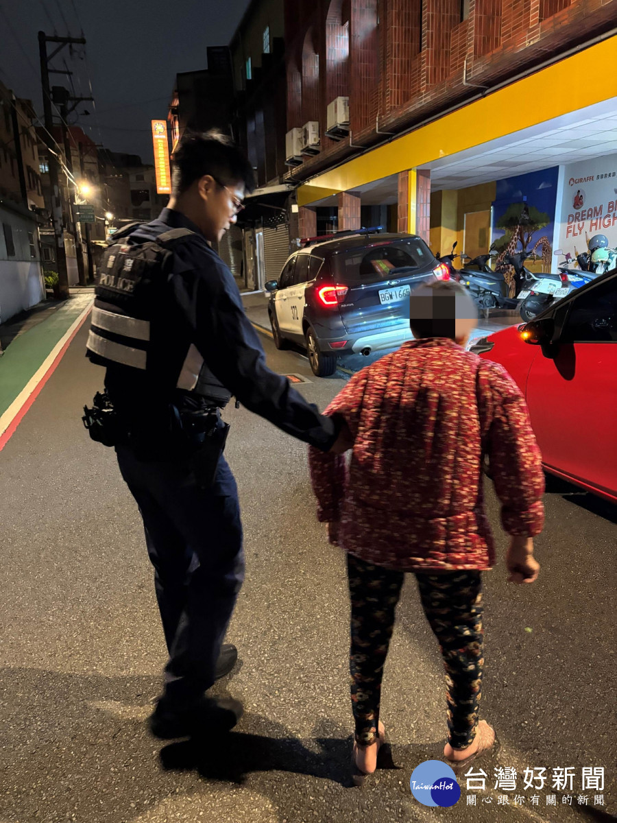 9旬迷途婦路旁徬徨想找女兒，中壢暖警耐心安撫助平安返家。