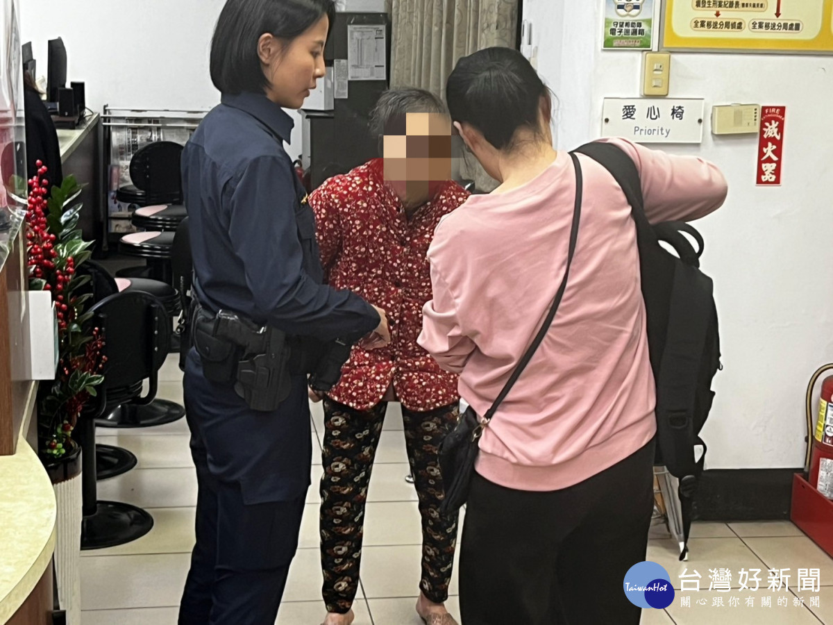 9旬迷途婦路旁徬徨想找女兒,中壢暖警耐心安撫助平安返家。