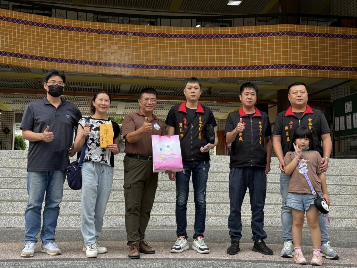 玄尚會行善團成立10年，在執行長游凱鴻（左四）帶領下捐款千餘萬助弱逾千件／圖取自玄尚會行善團