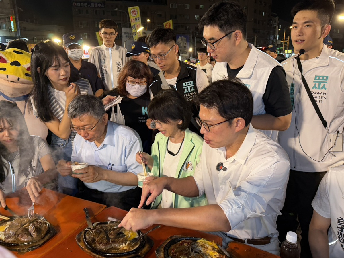 民眾黨柯文哲、黃國昌兩人合體現身夜市  為候選人站台助選