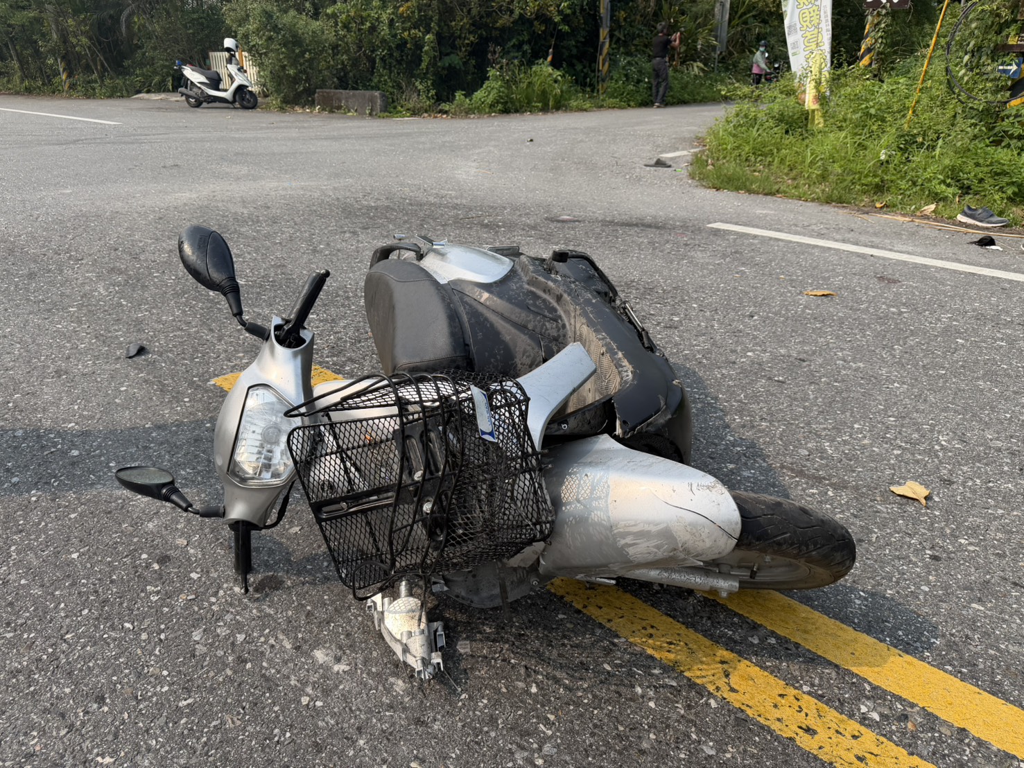 65歲李姓男子騎乘機車載著75歲侯姓男子,行經榮開路、兆豐路的1處無號誌交岔路口時,與36歲王姓男子駕駛的曳引車發生猛烈碰撞。
