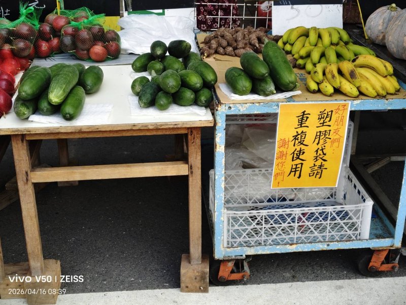 塑膠袋缺  民眾自有應變策略