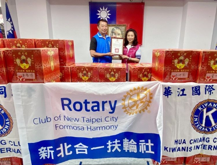 兩大社團送暖基隆 榮服處受贈食物箱與關懷金 58 《圖說》魏美華創社社長(右)代表合一扶輪社與華江同濟會共同致贈食物箱,由方正處長(左)代表受贈並頒贈感謝狀。〈基隆榮服處提供〉