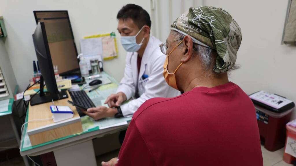 ▲衛福部彰化醫院家醫科主任廖曜磐表示,糖尿病常見吃多、喝多、尿多及體重減少等「三多一少」的症狀,並可能伴隨疲倦、皮膚異常和神經症狀。(圖/彰化醫院提供)