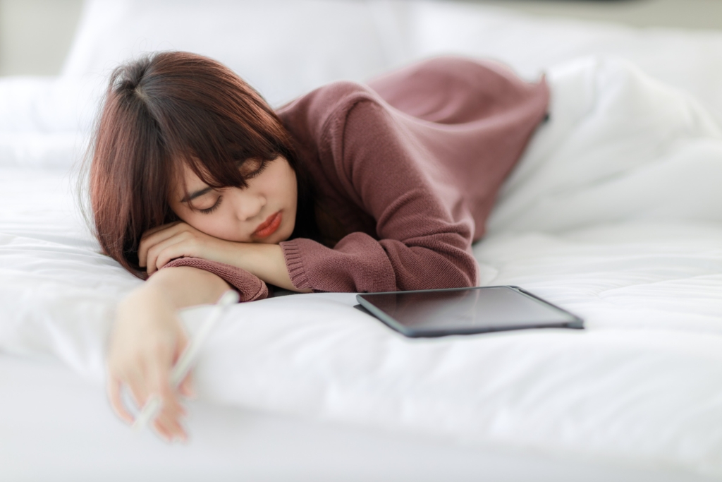 養成規律的睡眠習慣,不要熬夜,這比敷面膜還有用。圖/123RF圖庫