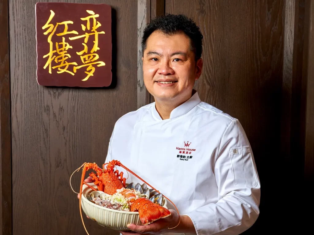 弈夢紅樓郭偉鈞主廚親自掌杓,「文蛤小卷龍蝦泡飯」匯聚海味精華,嚴選水姑娘龍蝦,搭配鮮甜的小卷與飽滿多汁的文蛤,專屬於媽咪的細緻饗宴。(瀚寓酒店提供)