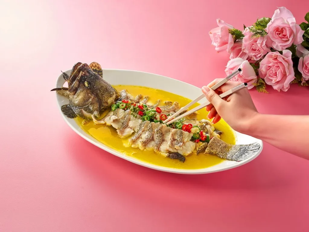 「紅樓金湯藤椒酸菜魚」以整條石斑魚入饌,肉質細緻鮮嫩,佐以藤椒的清香微麻與金湯酸菜的溫潤酸香相互交融,開胃之餘更添記憶點。(瀚寓酒店提供)